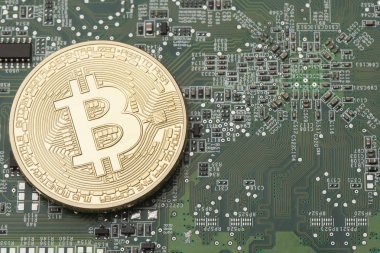 Bir devre kartı arka plan üzerinde altın Bitcoin sanal para birimi