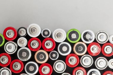 Piller arka plan. Enerji tedarik ve geri dönüşüm konsepti