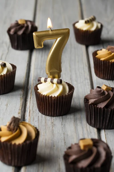 Nummer 7 Feier Geburtstag Cupcakes auf einem hölzernen Hintergrund — Stockfoto