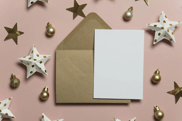 Noel kartı şablonu kadar alay. Pim üzerinde zarf olan boş kart — Stok fotoğraf