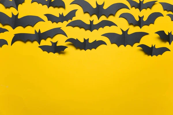 오렌지 배경에 할로윈 종이 뱀파이어 박쥐 장식. — 스톡 사진