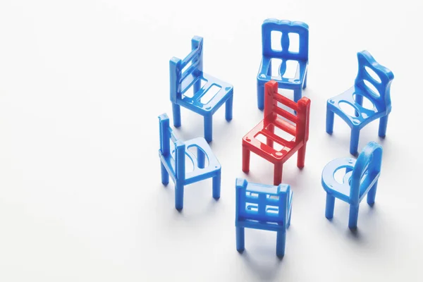 Cercle de chaises avec une étrange au centre — Photo