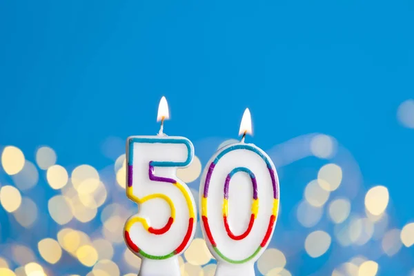 Numero 50 candela celebrazione di compleanno contro una luci brillanti un — Foto Stock