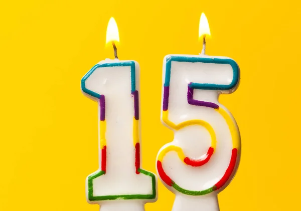 Número 151 aniversário celebração vela contra um b amarelo brilhante — Fotografia de Stock