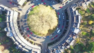 Gündüz evlerin yüksek görünümü ve eski şehir trafiği 