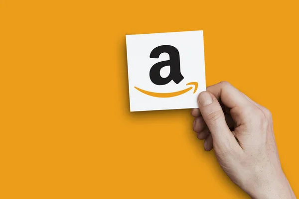 Londyn, Wielka Brytania-30 października 2018: ręczne trzymanie logo Amazon. Amazon jest największym detalistą internetowym na świecie — Zdjęcie stockowe