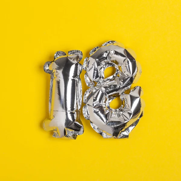 Silver folie nummer 18 Celebration ballong på en ljusgul BAC — Stockfoto