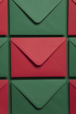 Kırmızı ve yeşil kağıt zarflar. Noel kartı şablonu kadar alay.