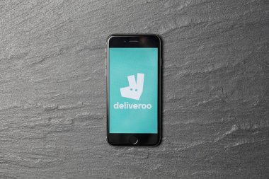 Londra, İngiltere - 9 Kasım 2017: Deli'yi gösteren bir elmalı iphone