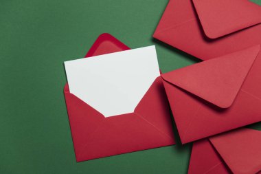 Kırmızı kağıt zarf Noel kartı şablonu ile boş beyaz kart