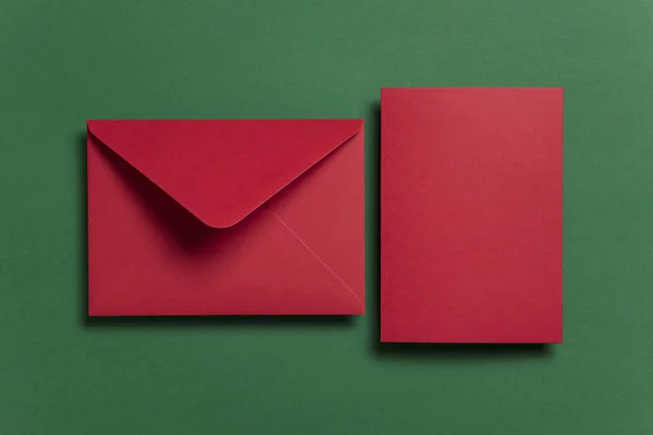 Cartão vermelho em branco com envelope de papel vermelho Modelo de cartão de Natal m — Fotografia de Stock