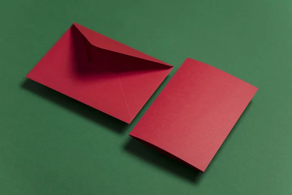 Tarjeta roja en blanco con sobre de papel rojo Plantilla de tarjeta de Navidad m —  Fotos de Stock