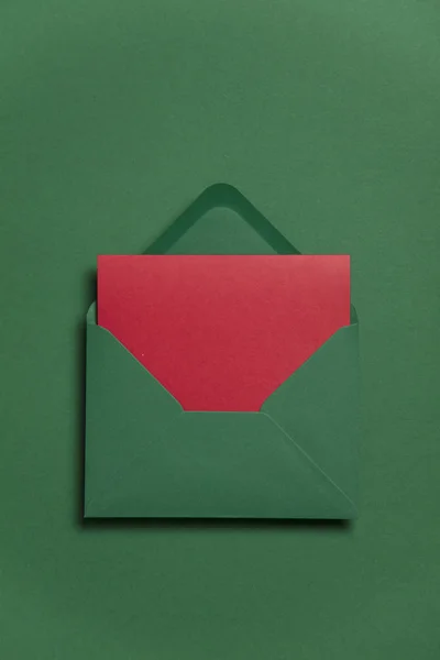Blank red card with green paper envelope Christmas card template — Stock Photo, Image
