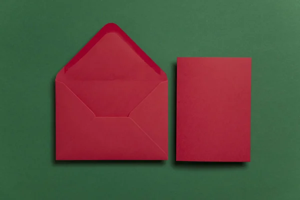 Κενή κόκκινη κάρτα με κόκκινο φάκελο βιβλίο Χριστουγεννιάτικη κάρτα πρότυπο m — Φωτογραφία Αρχείου