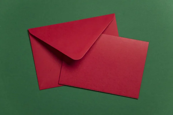Tarjeta roja en blanco con sobre de papel rojo Plantilla de tarjeta de Navidad m — Foto de Stock