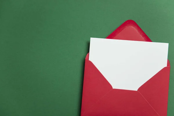 Carte blanche vierge avec enveloppe en papier rouge Modèle de carte de Noël — Photo