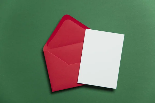 Tarjeta blanca en blanco con sobre de papel rojo Plantilla de tarjeta de Navidad — Foto de Stock