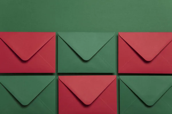 Червоні та зелені паперові конверти. Шаблон різдвяних листівок . — стокове фото
