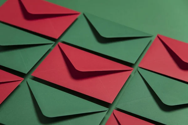 Červené a zelené papírové obálky. Šablona vánočního přání. — Stock fotografie