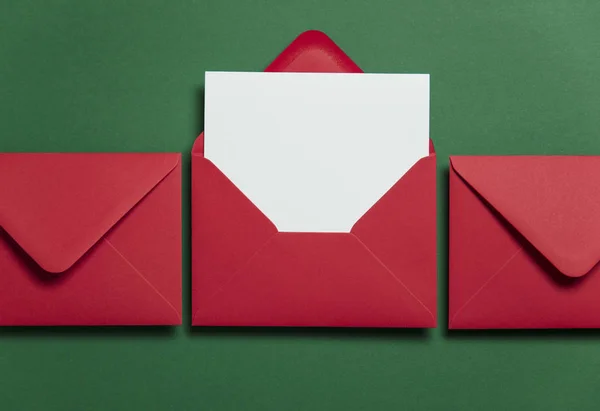 Prázdná bílá karta s obálkou červeného papíru šablona vánočního přání — Stock fotografie