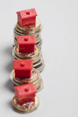 Konut maliyeti. İngiliz para birimi ile kırmızı ev