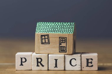 Ahşap bloklardan yapılmış fiyat kelime ile ev modeli. Ev financ