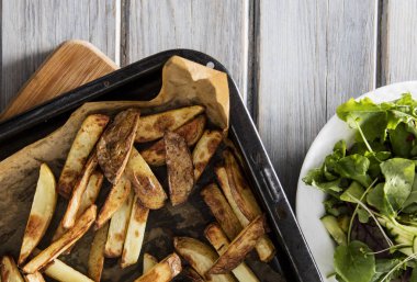 Rustik ahşap backgroun patates kızartması üzerinde ev yapımı pişmiş deri