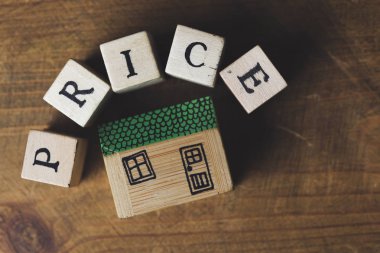 Ahşap bloklardan yapılmış fiyat kelime ile ev modeli. Ev financ