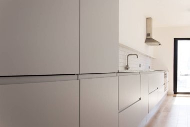 Açık gri dolaplar ile modern mutfak iç