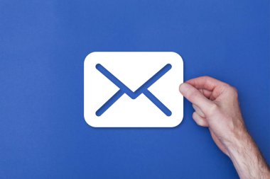 erkek el mavi b karşı bir e-posta zarf simge sembolü tutan