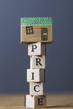 Ahşap bloklardan yapılmış fiyat kelime ile ev modeli. Ev financ