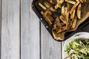 Rustik ahşap backgroun patates kızartması üzerinde ev yapımı pişmiş deri