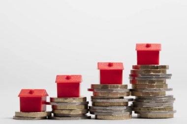 Konut maliyeti. İngiliz para birimi ile kırmızı ev