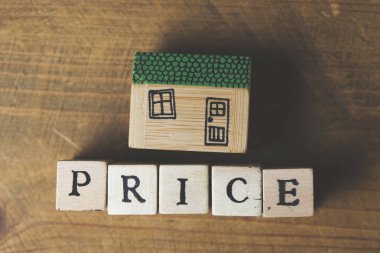 Ahşap bloklardan yapılmış fiyat kelime ile ev modeli. Ev financ