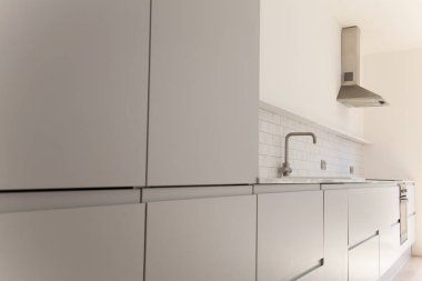 Açık gri dolaplar ile modern mutfak iç