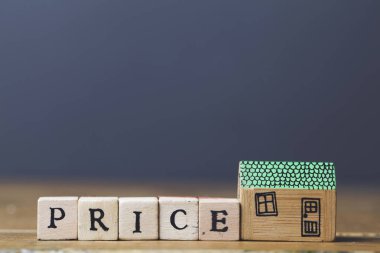 Ahşap bloklardan yapılmış fiyat kelime ile ev modeli. Ev financ