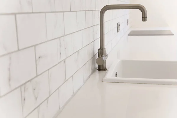 Modern mutfak iç tezgah ı ve lavabo gösteren — Stok fotoğraf