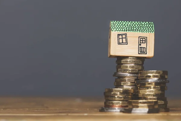 Modelo de casa com moedas. Conceito de financiamento doméstico — Fotografia de Stock