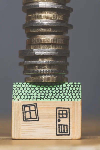 Huis model met munten. Home Finance concept — Stockfoto