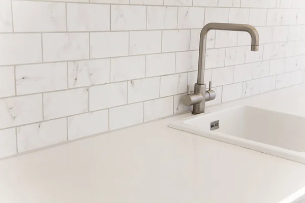 Modern mutfak iç tezgah ı ve lavabo gösteren — Stok fotoğraf