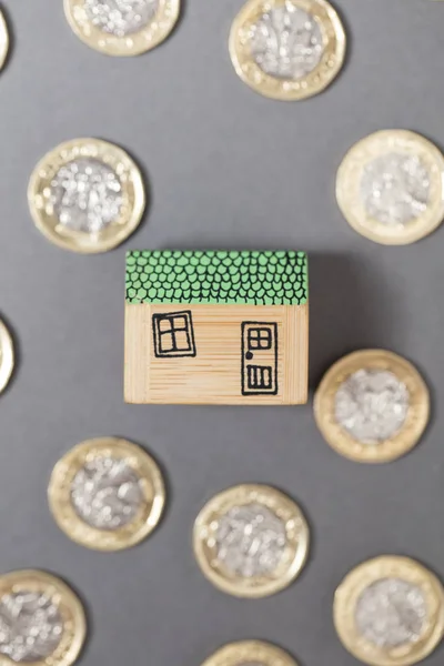 Будинок модель з монетами. Концепція домашнього фінансування — стокове фото