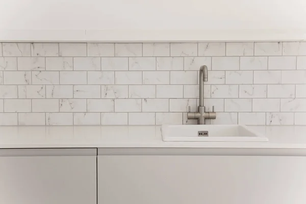 Moderne keuken interieur toont werkblad en wastafel — Stockfoto