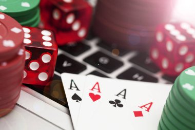 Online kumar. Bir comp üzerinde iskambil kartları, zar ve bahis fişleri