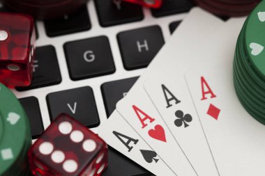 Online kumar. Bir comp üzerinde iskambil kartları, zar ve bahis fişleri