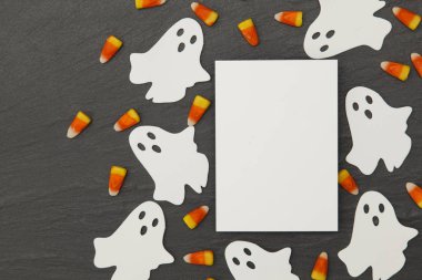 Bir kayrak backg üzerinde hayaletler ve şeker mısır ile Halloween arka plan