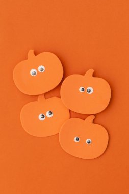 Komik googly gözleri ile Halloween kabak karakter şekli