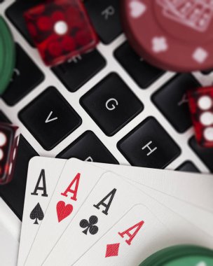 Online kumar. Bir comp üzerinde iskambil kartları, zar ve bahis fişleri