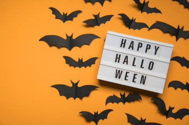 Siyah korkunç yarasalar ile Mutlu Halloween lightbox mesajı