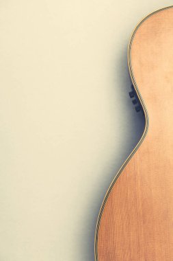 Düz bir arka plan karşı ahşap akustik gitar