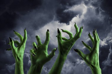 Bir da karşı siyah tırnakları ile Halloween yeşil canavar el